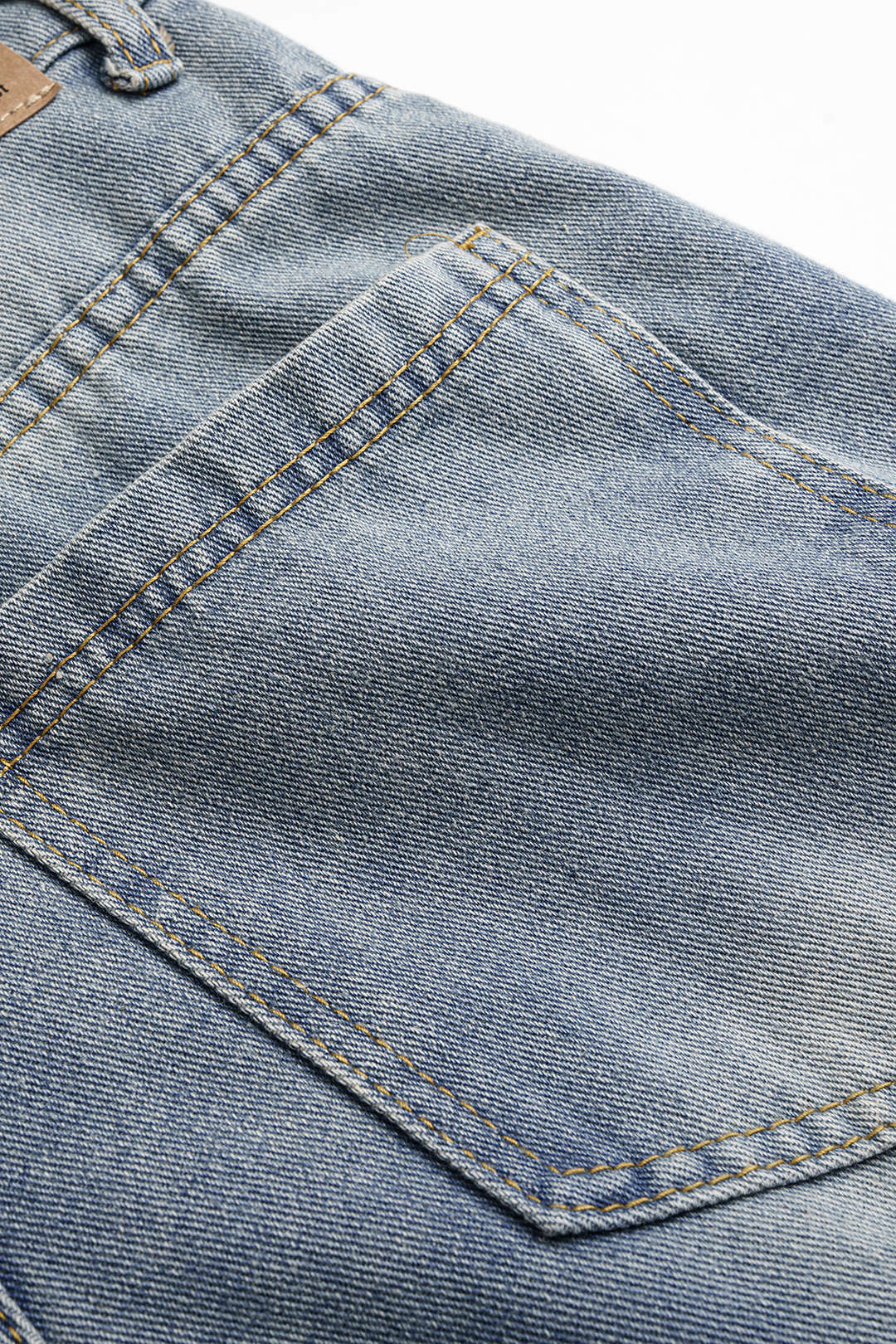 Džíny s širokými nohavicemi a kovovým opaskem z denimu