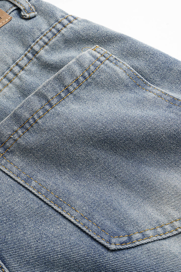 Džíny s širokými nohavicemi a kovovým opaskem z denimu