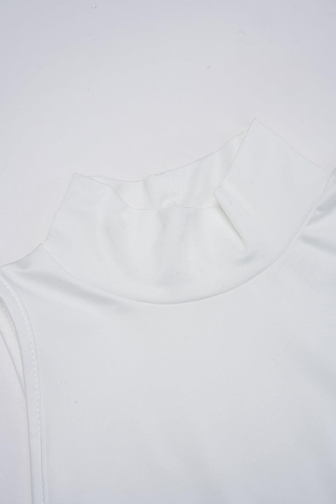 Nařasené mini šaty s vysokým límcem