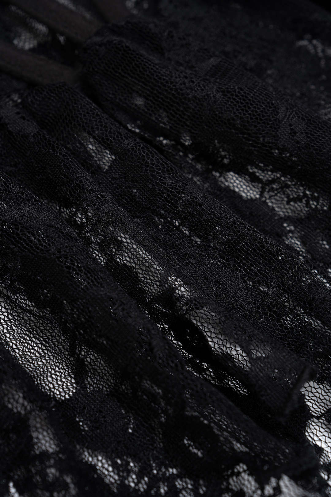 Top z průhledné krajky s trubkovým designem