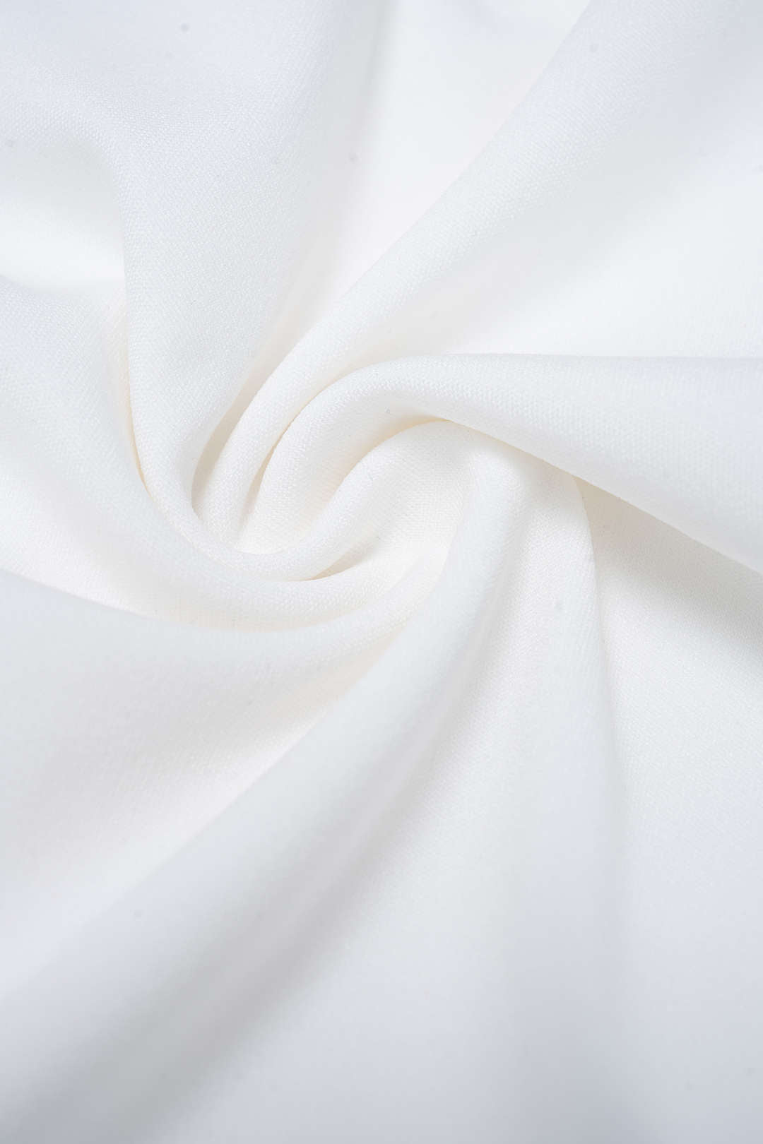 Svetr s vysokým límcem a nařasenými detaily, s dlouhými zvonovými rukávy