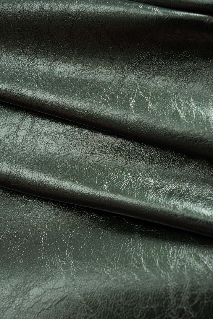 Mini šaty bez rukávů z metalizované syntetické kůže s řasenými detaily