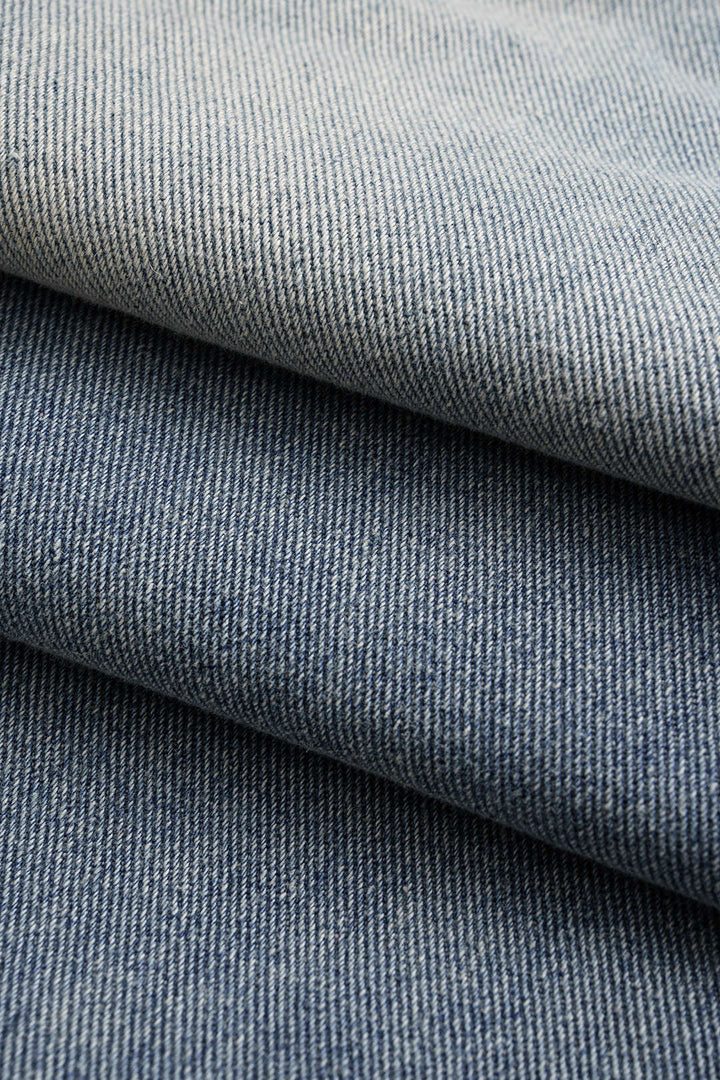 Džíny s širokými nohavicemi a kovovým opaskem z denimu