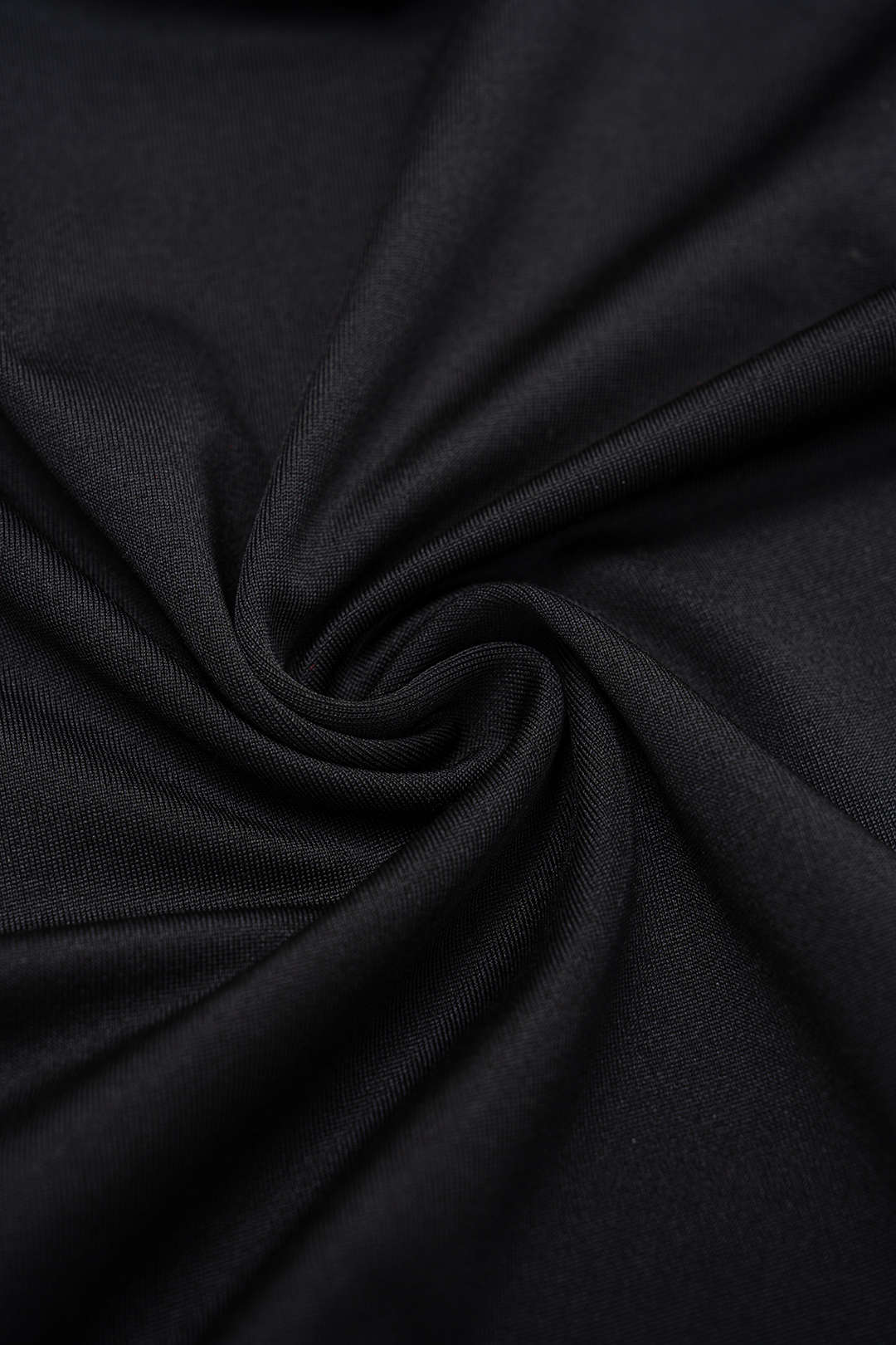 Nařasené mini šaty s vysokým límcem