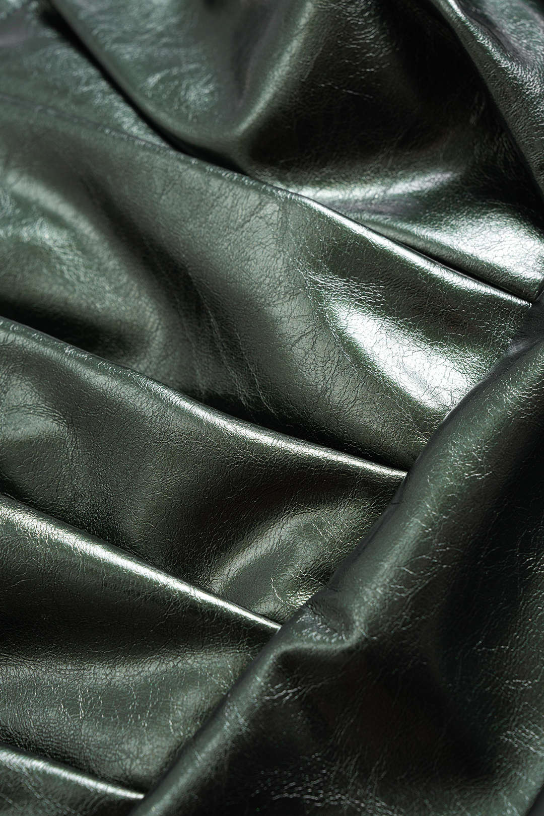 Mini šaty bez rukávů z metalizované syntetické kůže s řasenými detaily