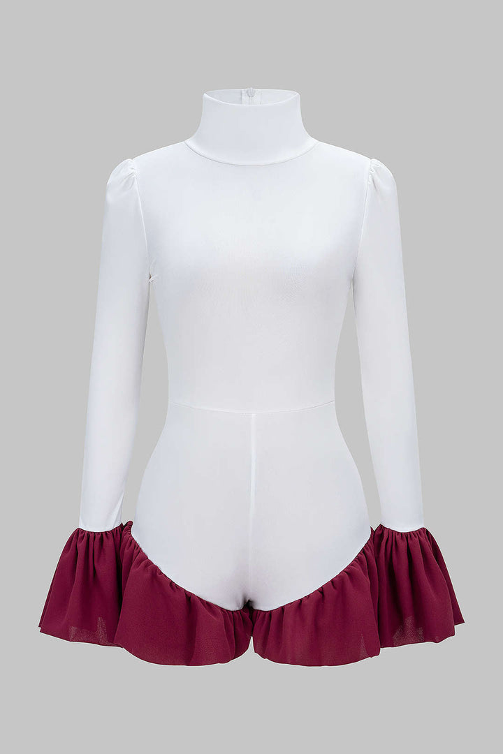 Svetr s vysokým límcem a nařasenými detaily, s dlouhými zvonovými rukávy