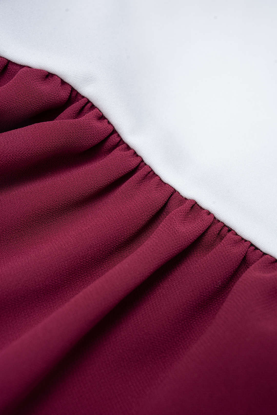 Svetr s vysokým límcem a nařasenými detaily, s dlouhými zvonovými rukávy