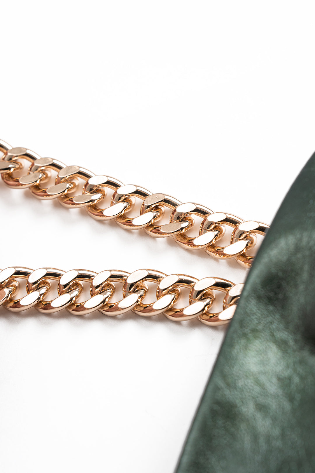 Mini šaty bez rukávů z metalizované syntetické kůže s řasenými detaily