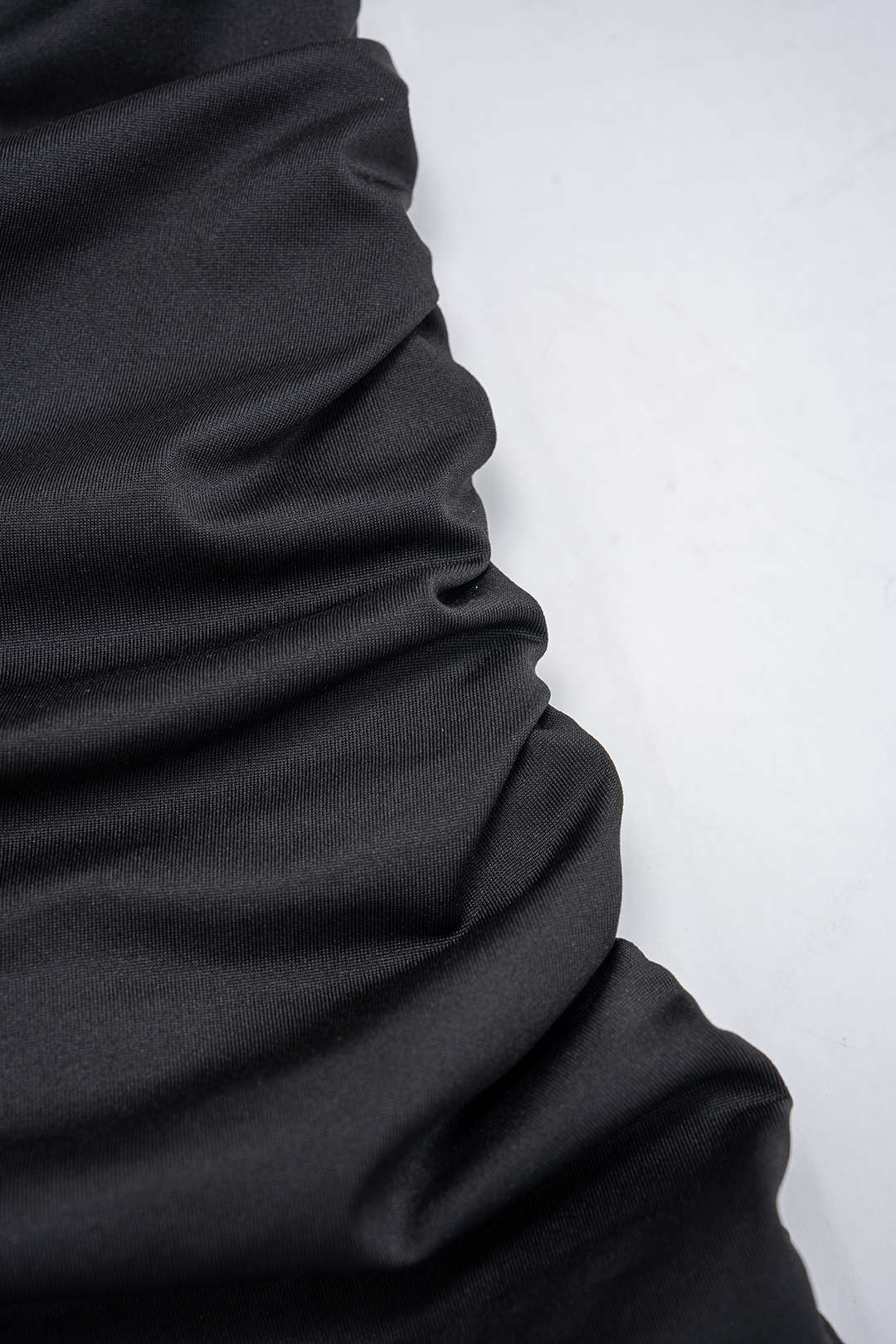 Nařasené mini šaty s vysokým límcem