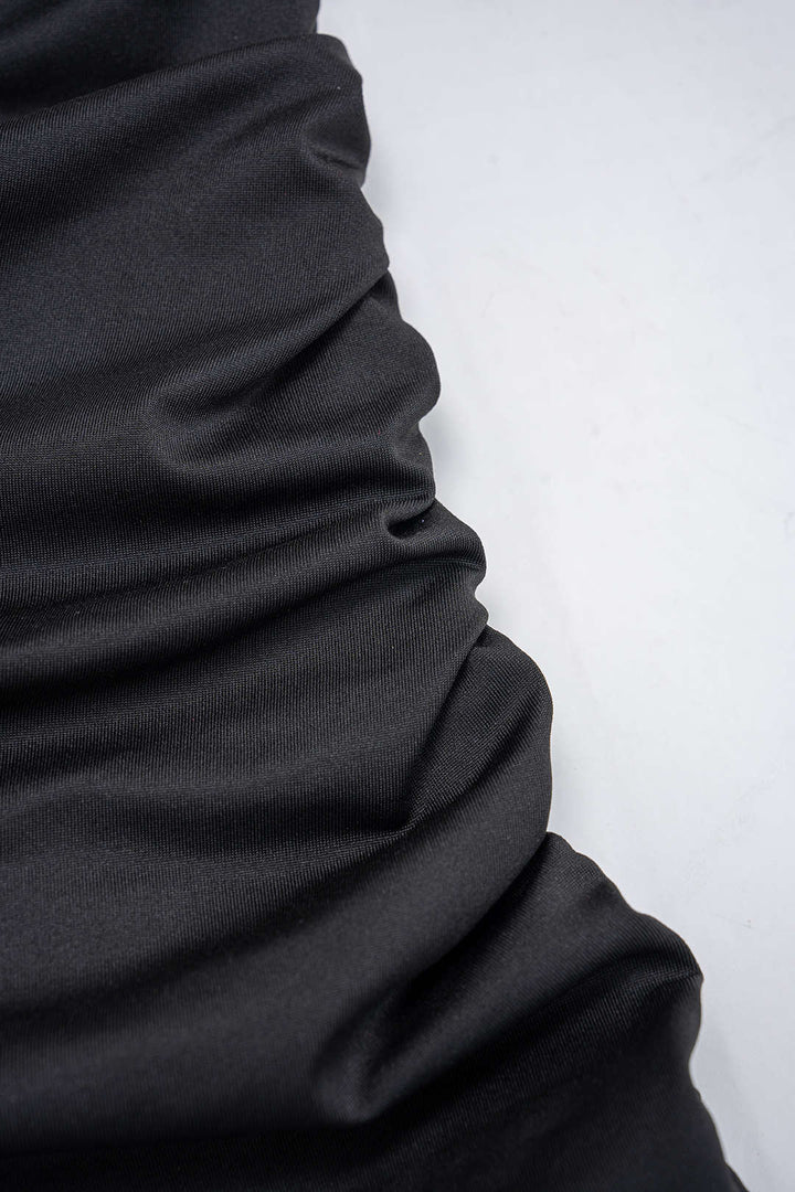 Nařasené mini šaty s vysokým límcem